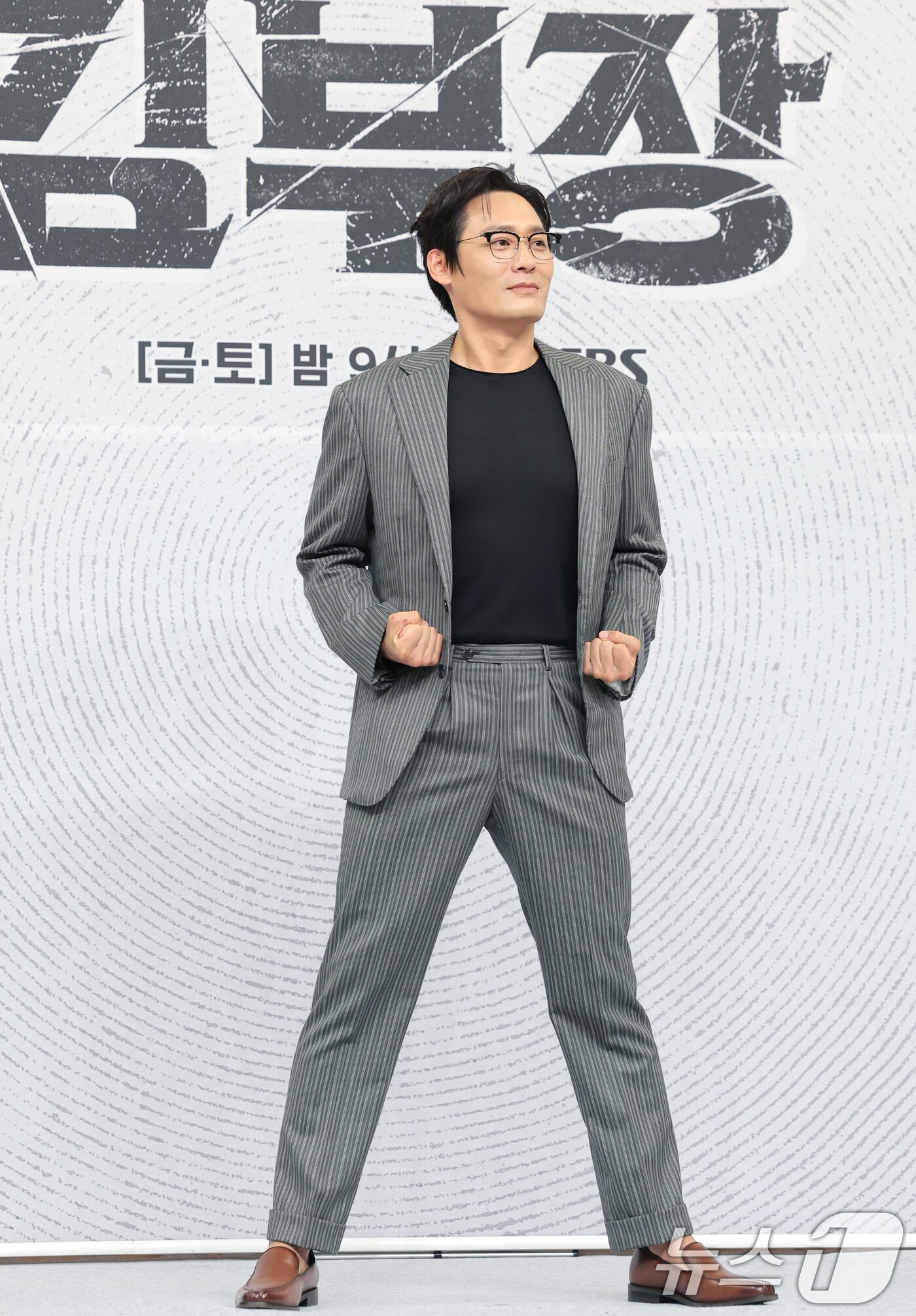 본문 이미지 - 배우 최대훈이 25일 오후 서울 양천구 SBS 목동 사옥에서 열린 SBS 금토드라마 ‘김부장’(극본 남대중/연출 이승영) 제작발표회에 참석해 포즈를 취하고 있다. ‘김부장’은 세상에서 가장 평범한 아빠가 하나뿐인 딸을 되찾기 위해 싸우는 복수 액션 드라마다. 2026.6.25 ⓒ 뉴스1 권현진 기자