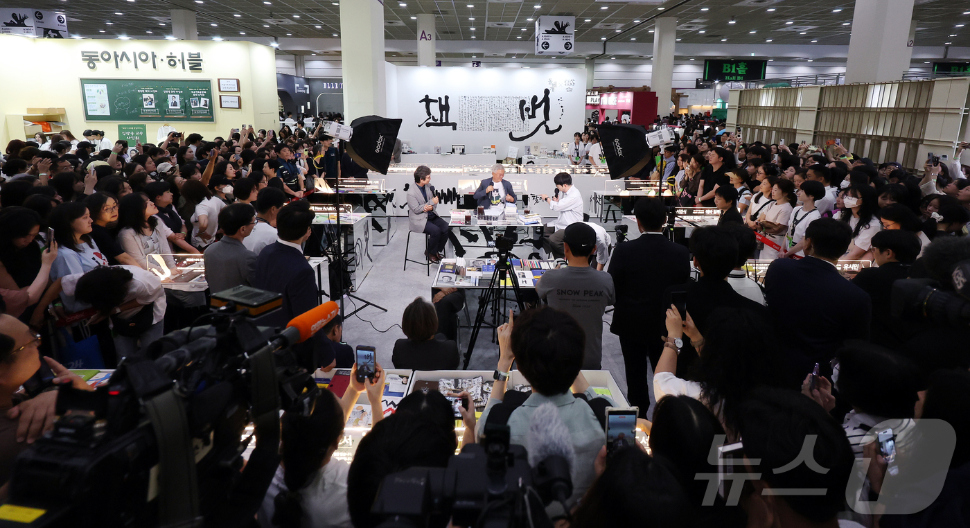 (서울=뉴스1) 김진환 기자 = 문재인 전 대통령(가운데)이 25일 서울 강남구 코엑스에서 열린 서울국제도서전 ‘돌베개·평산책방’에서 진행된 유시민 작가, 탁현민 전 청와대 의전비 …