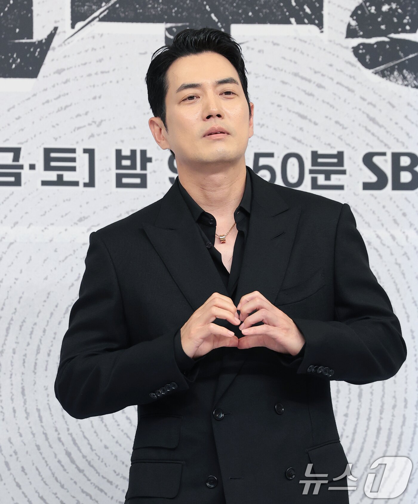 본문 이미지 - 배우 주상욱이 25일 오후 서울 양천구 SBS 목동 사옥에서 열린 SBS 금토드라마 ‘김부장’(극본 남대중/연출 이승영) 제작발표회에 참석해 포즈를 취하고 있다. ‘김부장’은 세상에서 가장 평범한 아빠가 하나뿐인 딸을 되찾기 위해 싸우는 복수 액션 드라마다. 2026.6.25 ⓒ 뉴스1 권현진 기자