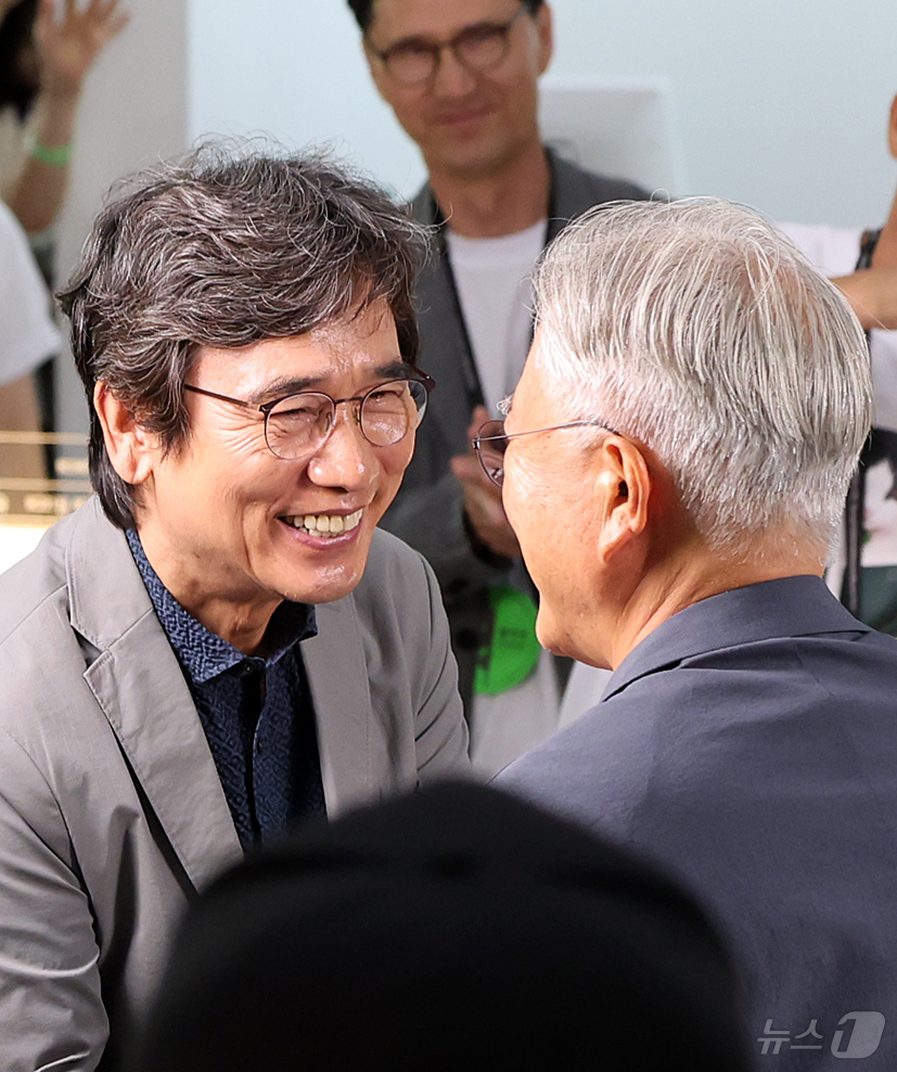 (서울=뉴스1) 김진환 기자 = 유시민 작가가 25일 서울 강남구 코엑스에서 열린 서울국제도서전 ‘돌베개·평산책방’ 부스를 찾아 문재인 전 대통령(오른쪽)과 인사를 나누고 있다. …
