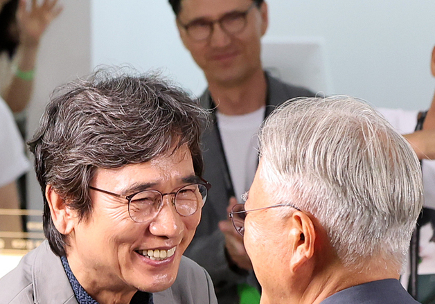인사 나누는 문 전 대통령과 유시민 작가