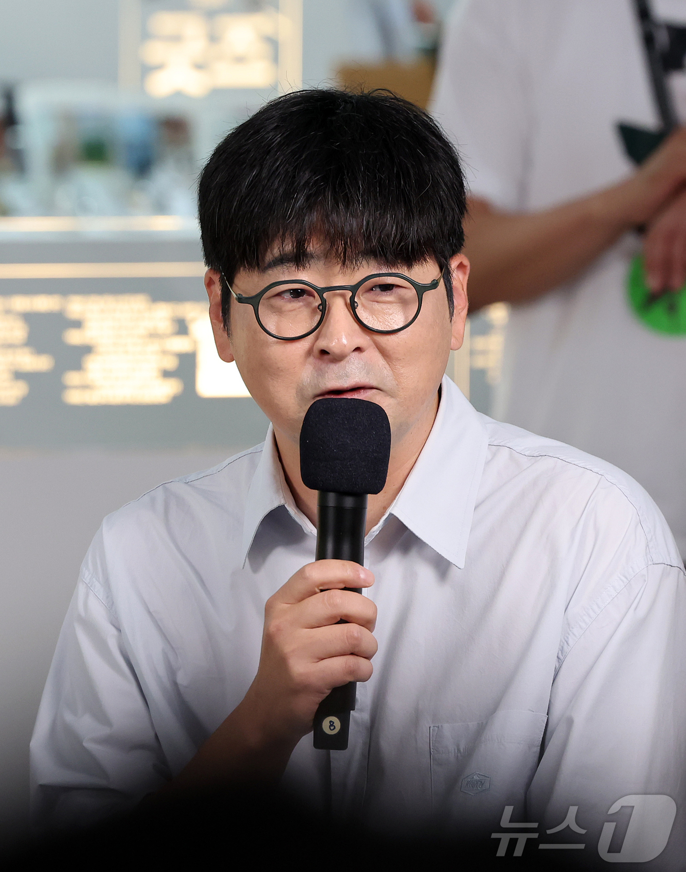 (서울=뉴스1) 김진환 기자 = 탁현민 전 청와대 의전비서관이 25일 서울 강남구 코엑스에서 열린 서울국제도서전 ‘돌베개·평산책방’ 부스에서 문재인 전 대통령, 유시민 작가와 북토 …