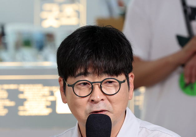 북토크 참석한 탁현민 전 청와대 의전비서관