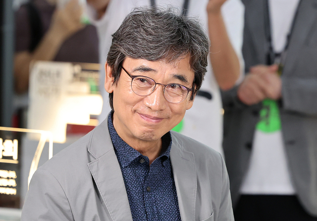 돌베개·평산책방 부스 찾은 유시민 작가
