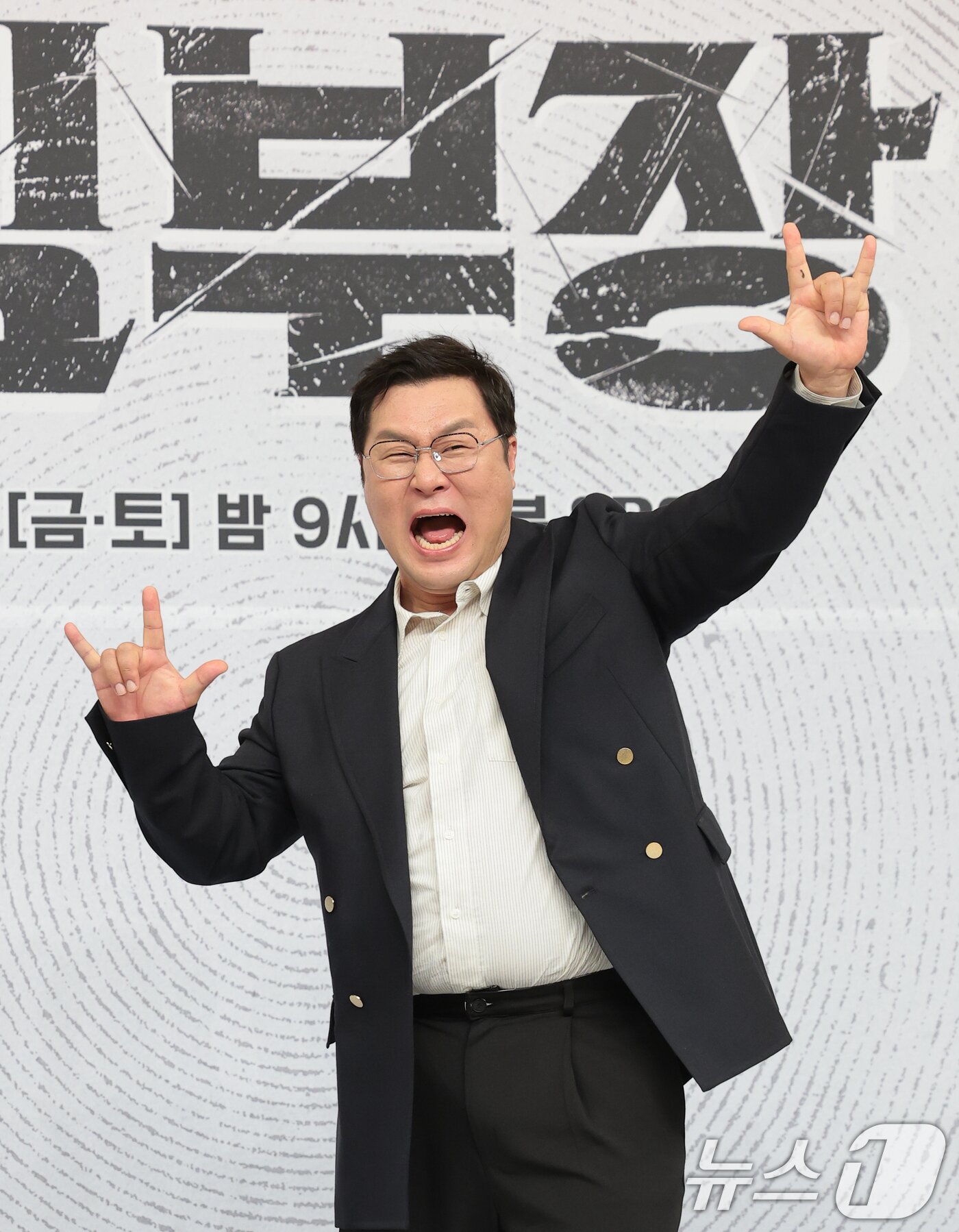 본문 이미지 - 배우 윤경호가 25일 오후 서울 양천구 SBS 목동 사옥에서 열린 SBS 금토드라마 ‘김부장’(극본 남대중/연출 이승영) 제작발표회에 참석해 포즈를 취하고 있다. ‘김부장’은 세상에서 가장 평범한 아빠가 하나뿐인 딸을 되찾기 위해 싸우는 복수 액션 드라마다. 2026.6.25 ⓒ 뉴스1 권현진 기자