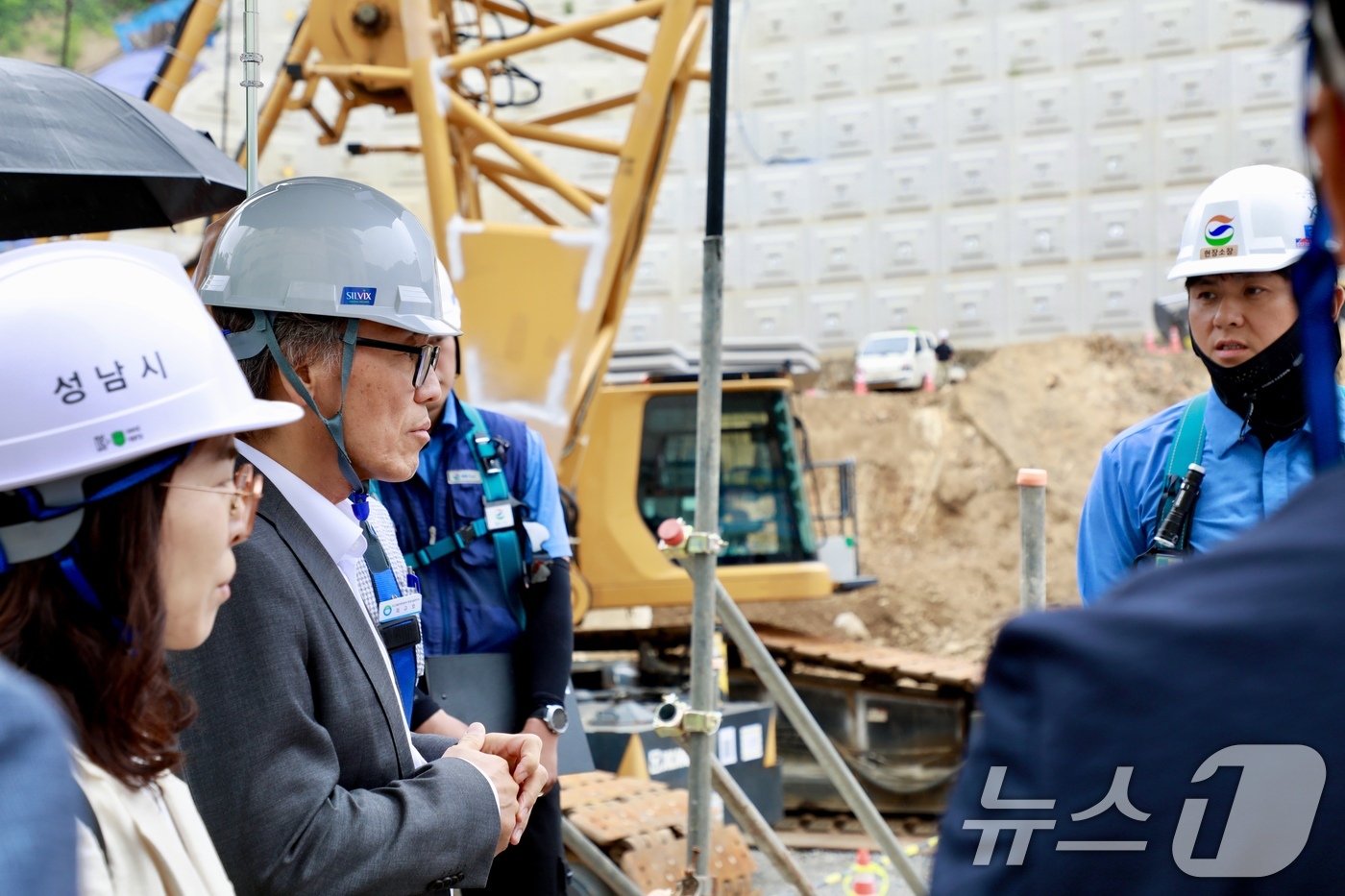(서울=뉴스1) = 금한승 기후에너지환경부 1차관이 25일 오전 성남시 환경에너지시설 공사현장을 방문, 노후 소각시설 대체건립 추진 상황을 점검하고 있다. (기후에너지환경부 제공. …