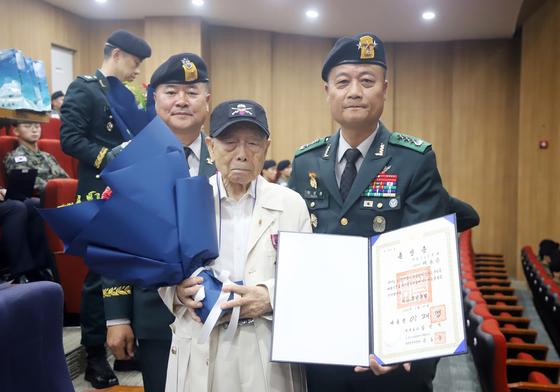 특전사, '호국보훈의 달'을 맞아 '6·25 참전 유격군 무공훈장 수여행사' 거행