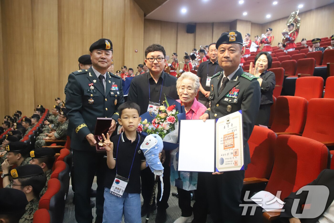 본문 이미지 - 25일 경기 이천시 육군특수전사령부에서 열린 ‘6·25 참전 유격군 무공훈장 수여행사’에서 작고하신 故 염효순 참전용사의 유가족들이 대신 훈장을 수여받고 기념사진을 촬영하고 있다. (육군특수전사령부 제공. 재판매 및 DB 금지) 2026.6.25 