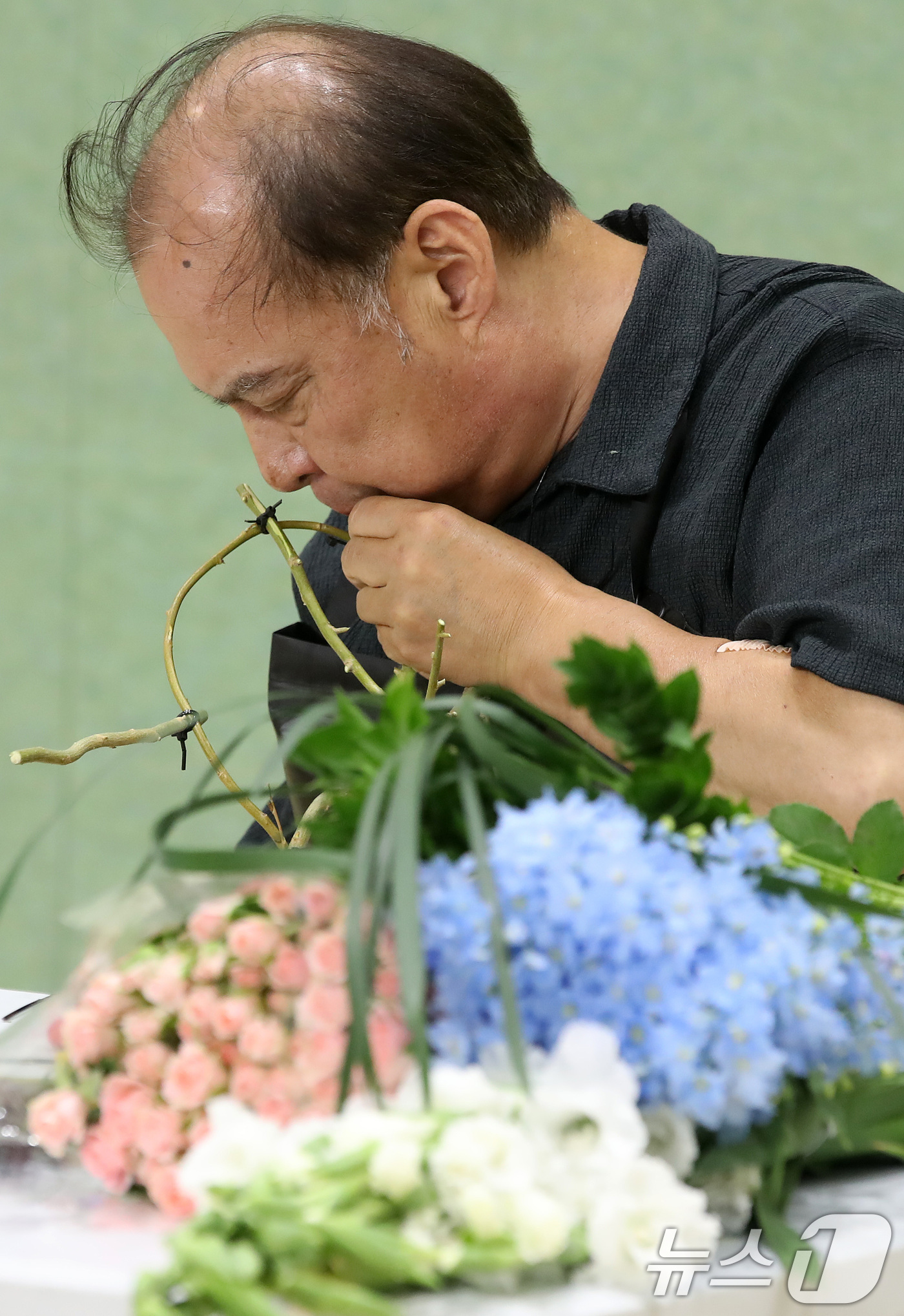 (대구=뉴스1) 공정식 기자 = 25일 대구 북구 복합스포츠타운 다목적체육관에서 열린 2026년도 대구시 장애인기능경기대회 화훼장식 직종에 출전한 선수가 움직임이 불편한 팔을 대신 …