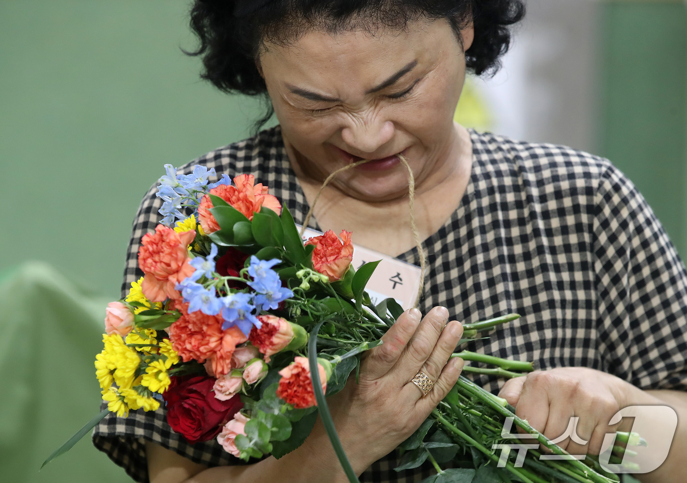 (대구=뉴스1) 공정식 기자 = 25일 대구 북구 복합스포츠타운 다목적체육관에서 열린 2026년도 대구시 장애인기능경기대회 화훼장식 직종에 출전한 선수가 움직임이 불편한 팔을 대신 …