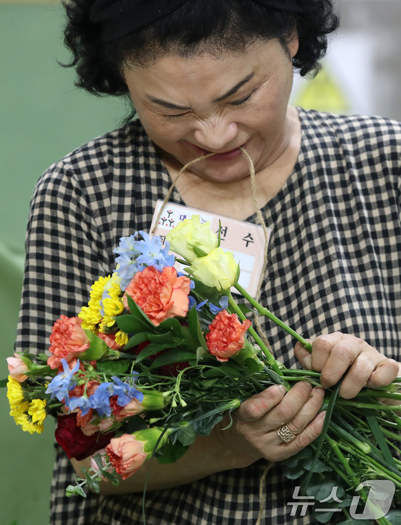 (대구=뉴스1) 공정식 기자 = 25일 대구 북구 복합스포츠타운 다목적체육관에서 열린 2026년도 대구시 장애인기능경기대회 화훼장식 직종에 출전한 선수가 움직임이 불편한 팔을 대신 …