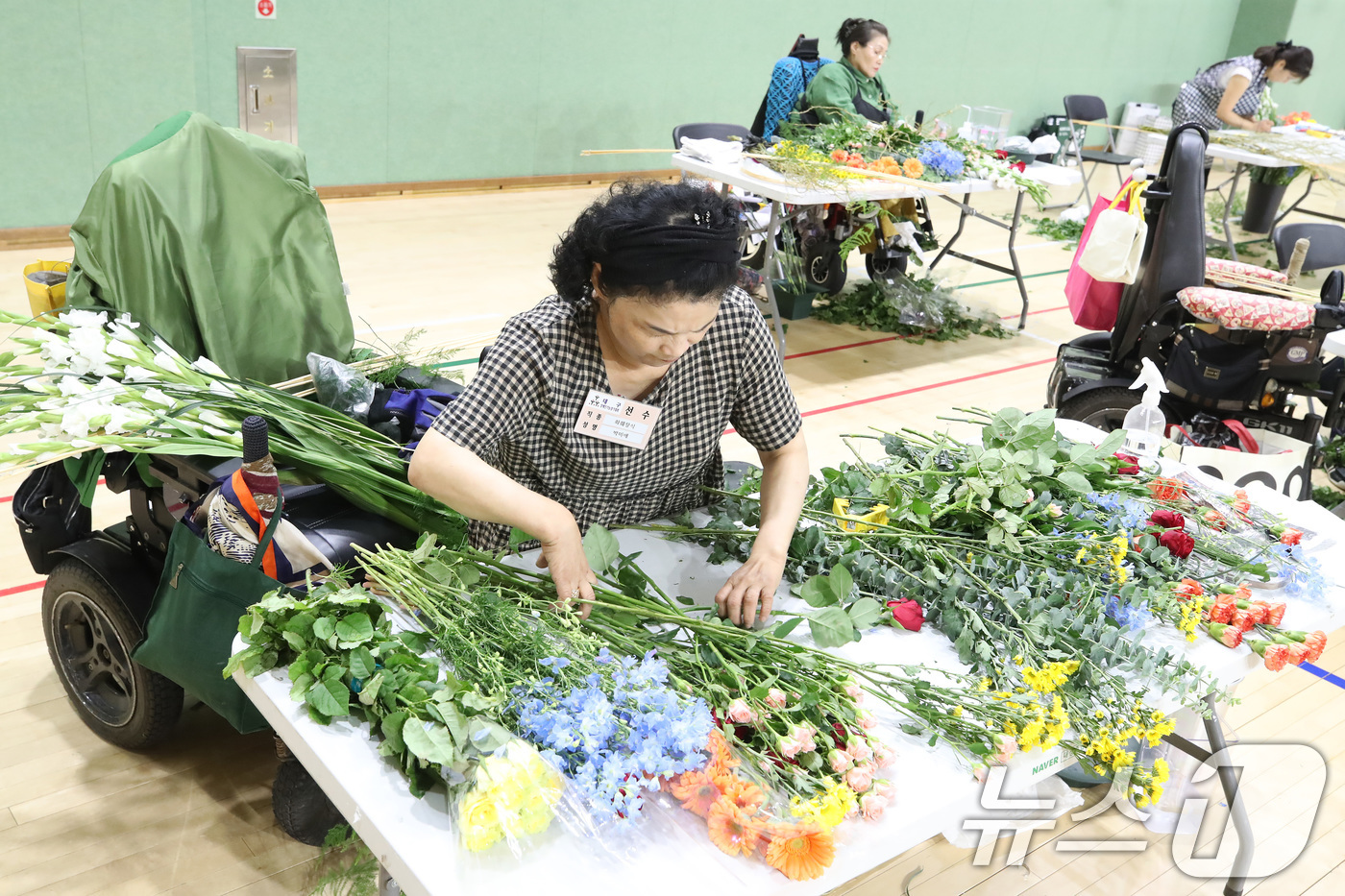 (대구=뉴스1) 공정식 기자 = 25일 대구 북구 복합스포츠타운 다목적체육관에서 열린 2026년도 대구시 장애인기능경기대회 화훼장식 직종에 출전한 선수가 과제를 완성하기 위해 꽃을 …