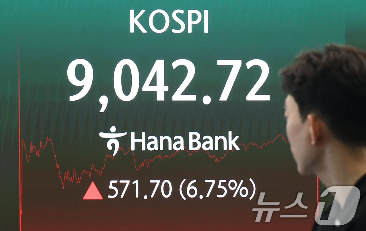 본문 이미지 - 코스피가 6%대 급등하며 9000선을 탈환한 25일 서울 중구 하나은행 본점 딜링룸 전광판에 코스피 지수가 표시되고 있다. 2026.6.25 ⓒ 뉴스1 오대일 기자