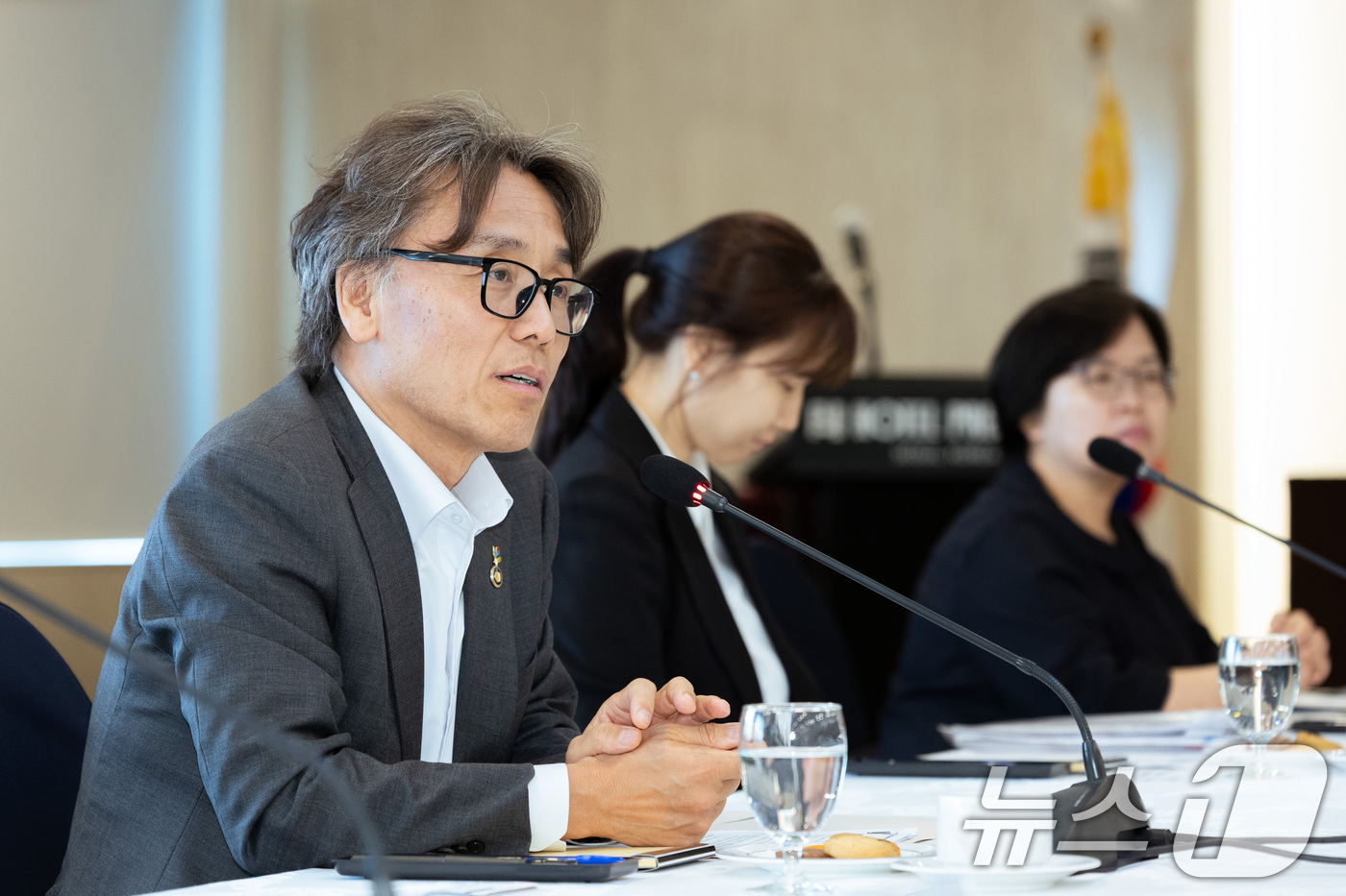 (서울=뉴스1) = 금한승 기후에너지환경부 1차관이 25일 서울 중구 프레지던트호텔에서 열린 배터리 재생원료 생산 인증제도 시범사업 업무협약식에서 참석자들과 간담회를 하고 있다. …