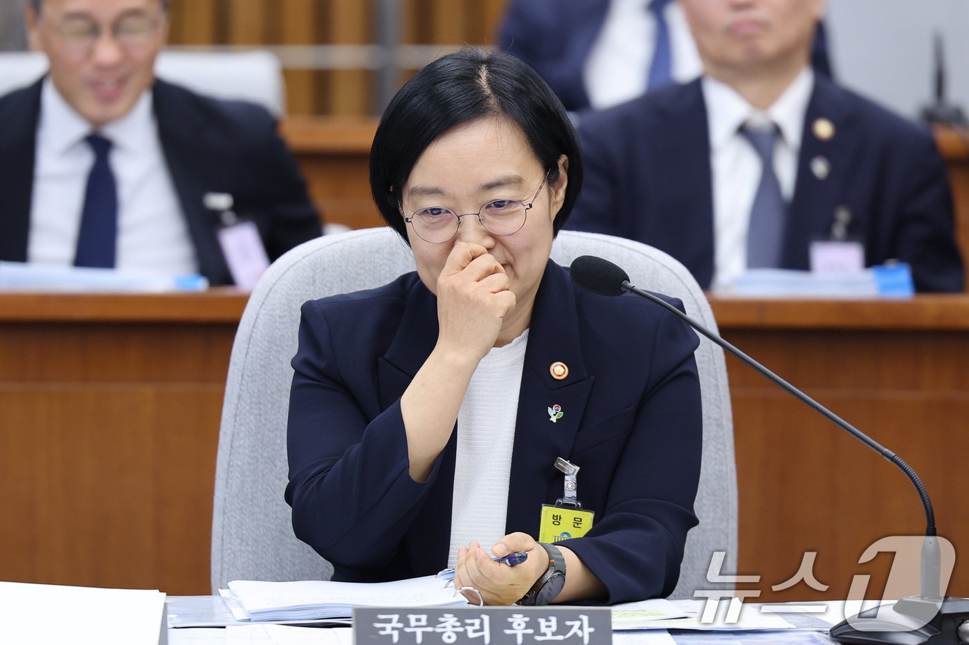 (서울=뉴스1) 신웅수 기자 = 한성숙 국무총리 후보자가 25일 서울 여의도에서 열린 인사청문회에서 생각에 잠겨 있다. 2026.6.25/뉴스1