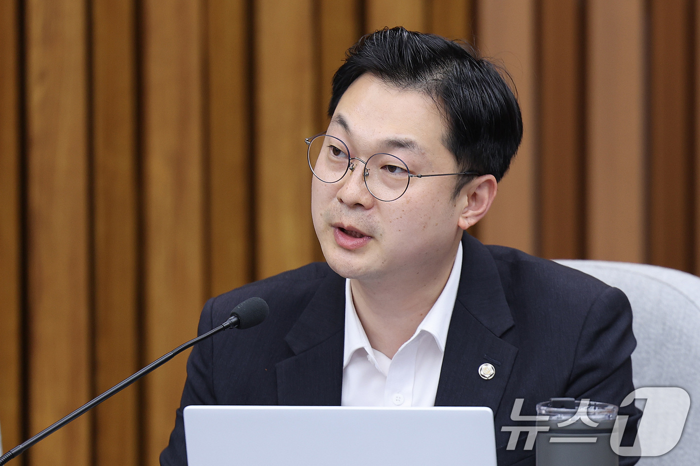 (서울=뉴스1) 신웅수 기자 = 김동아 더불어민주당 의원이 25일 서울 여의도에서 열린 한성숙 국무총리 후보자 인사청문회에서 질의하고 있다. 2026.6.25/뉴스1