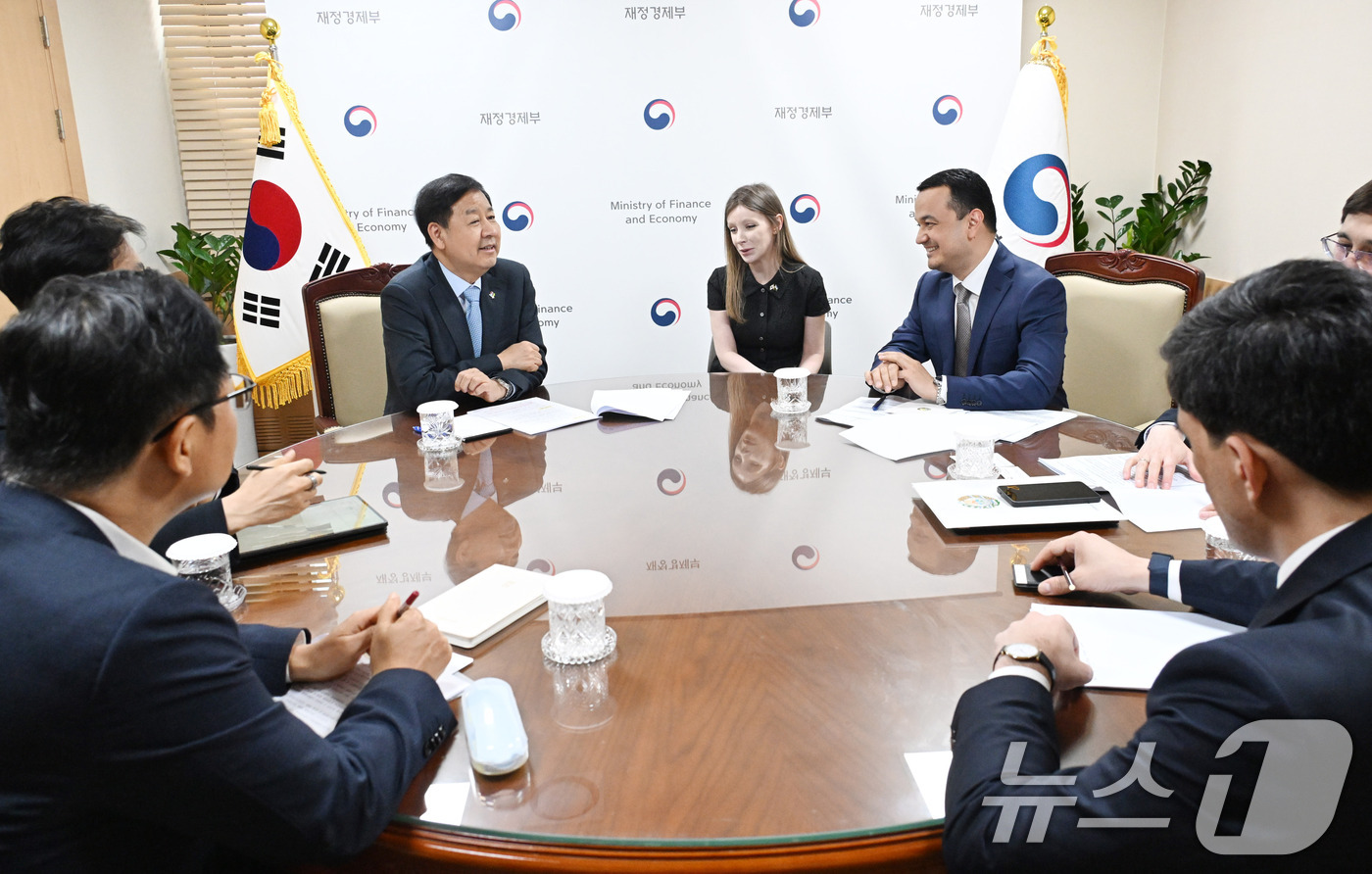 (서울=뉴스1) = 구윤철 부총리 겸 재정경제부 장관이 24일 오후 서울 종로구 정부서울청사에서 라지즈 쿠드라토프 우즈베키스탄 투자산업통상부 장관과 면담하고 있다. (재정경제부 제 …