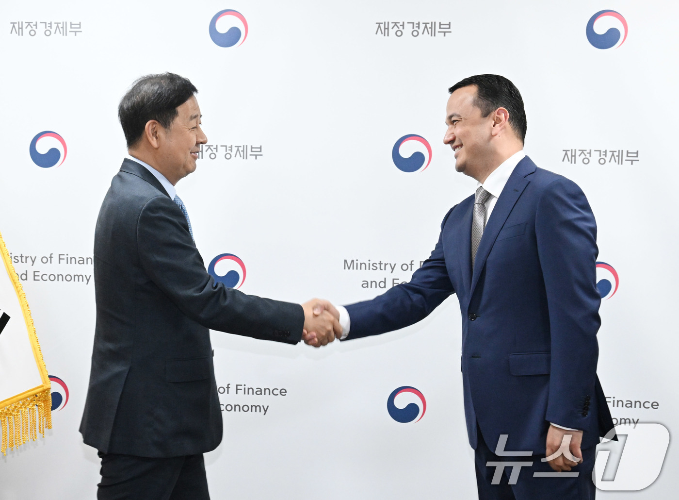 (서울=뉴스1) = 구윤철 부총리 겸 재정경제부 장관이 24일 오후 서울 종로구 정부서울청사에서 라지즈 쿠드라토프 우즈베키스탄 투자산업통상부 장관과 면담 기념 악수를 하고 있다. …