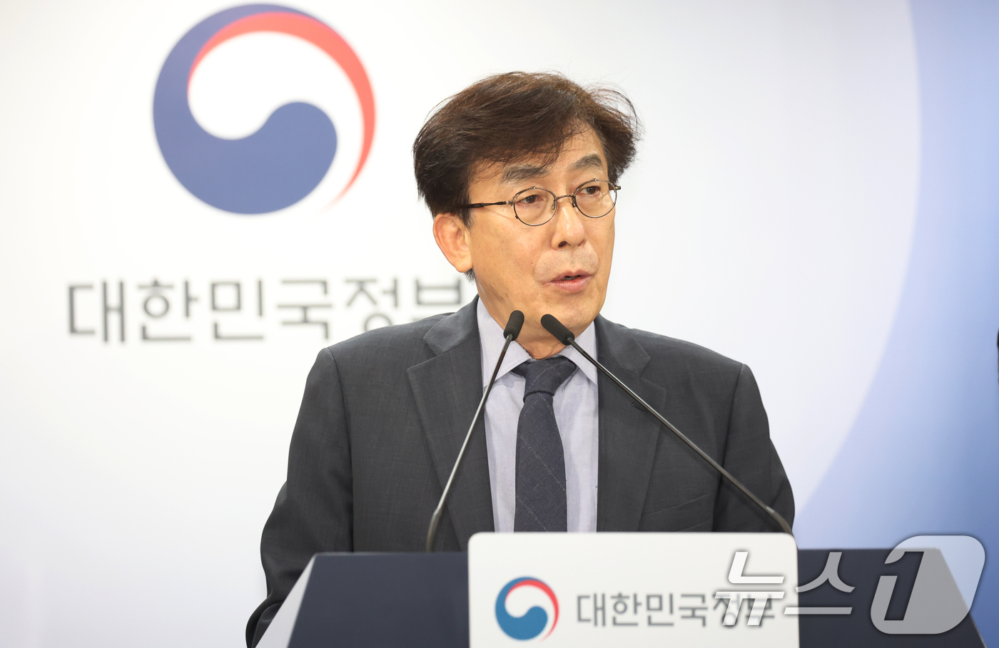 (서울=뉴스1) 김명섭 기자 = 정기현 의료혁신위원회 위원장이 25일 서울 종로구 세종대로 정부서울청사에서 제7차 의료혁신위원회 논의 결과 브리핑을 하고 있다. 2026.6.25/ …