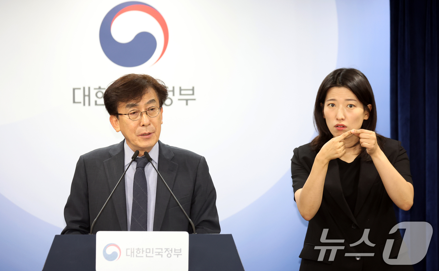 (서울=뉴스1) 김명섭 기자 = 정기현 의료혁신위원회 위원장이 25일 서울 종로구 세종대로 정부서울청사에서 제7차 의료혁신위원회 논의 결과 브리핑을 하고 있다. 2026.6.25/ …