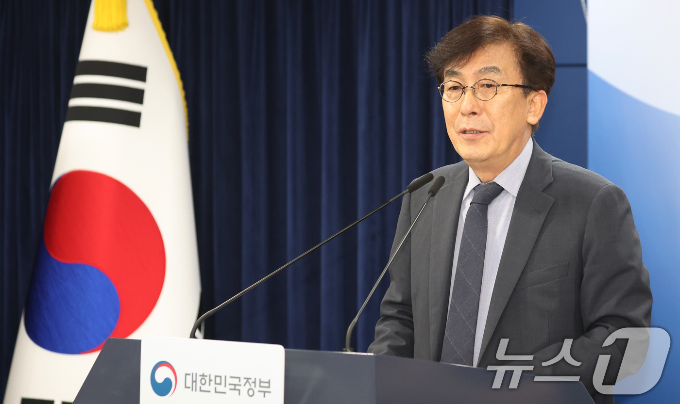 (서울=뉴스1) 김명섭 기자 = 정기현 의료혁신위원회 위원장이 25일 서울 종로구 세종대로 정부서울청사에서 제7차 의료혁신위원회 논의 결과 브리핑을 하고 있다. 2026.6.25/ …