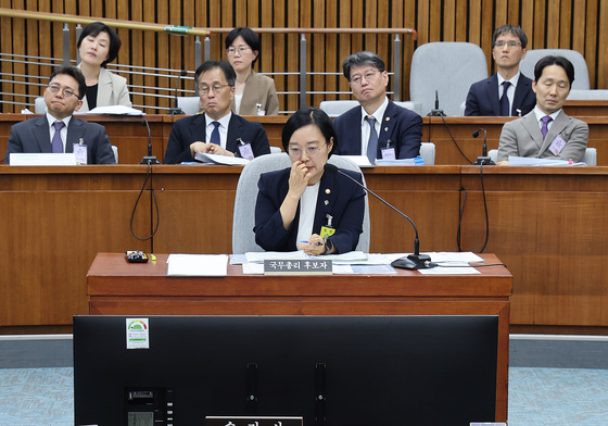 카페 불법 증개축 논란 관련 자료보는 한성숙