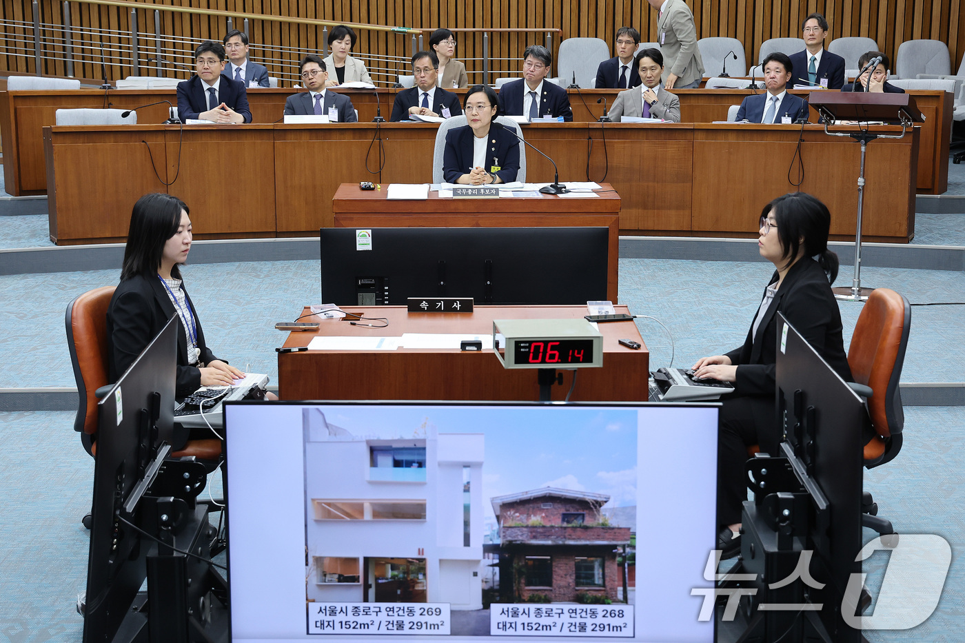 (서울=뉴스1) 신웅수 기자 = 한성숙 국무총리 후보자가 25일 서울 여의도에서 열린 인사청문회에서 종로구 연건동 카페 불법 증개축 논란에 대한 질의를 받고 있다. 2026.6.2 …