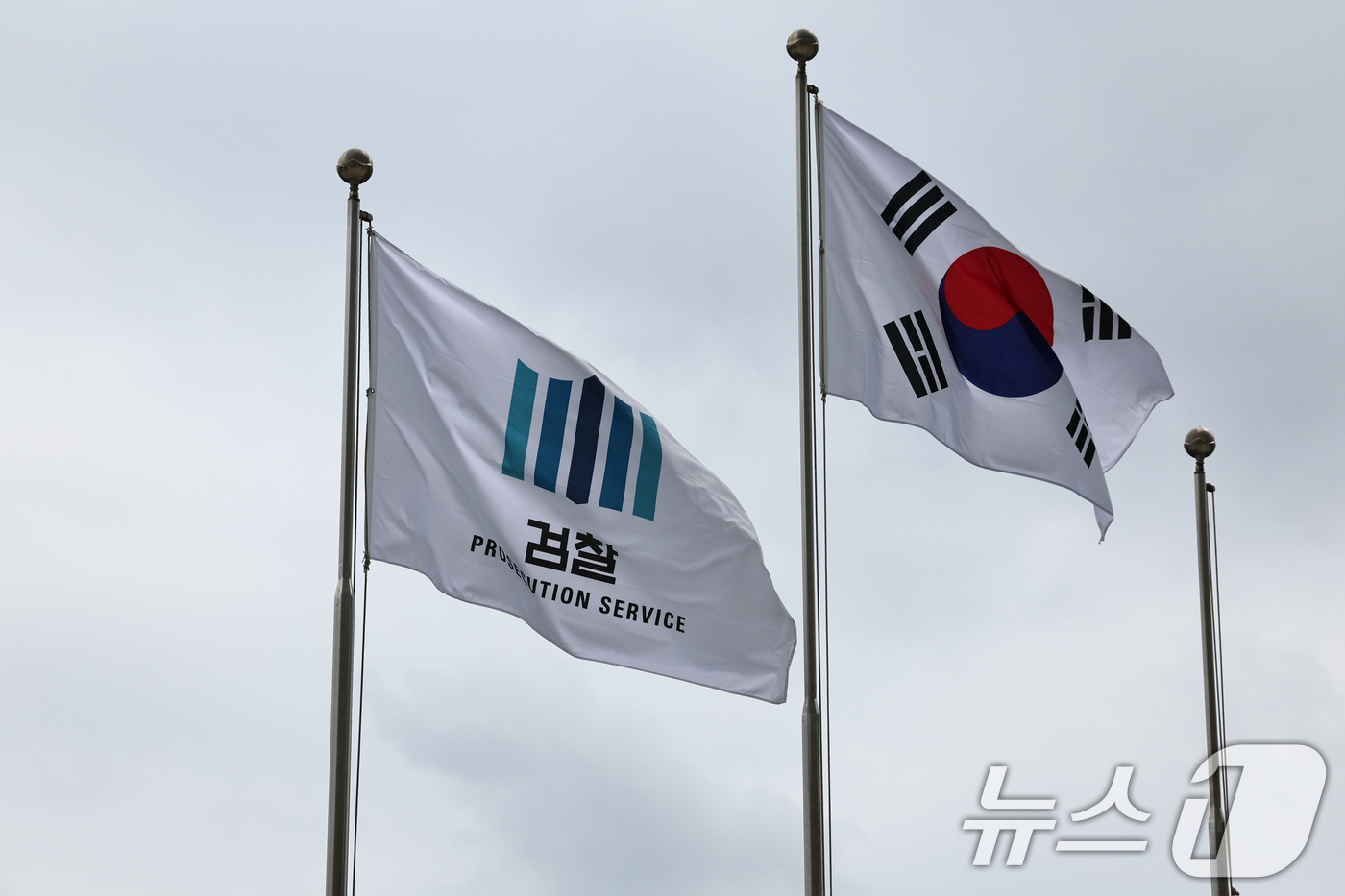 (서울=뉴스1) 구윤성 기자 = 김민석 국무총리가 "보완수사권 폐지를 정부의 기본 입장으로 최종 정리했다"고 밝힌 25일 서울 서초구 대검찰청의 모습. 김 총리는 이날 정부서울청사 …