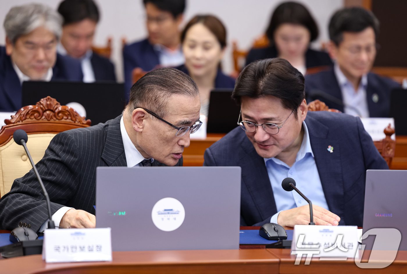 (서울=뉴스1) 허경 기자 = 위성락 국가안보실장(왼쪽)과 홍익표 정무수석이 25일 청와대에서 열린 수석보좌관회의에서 대화를 나누고 있다. 2026.6.25/뉴스1