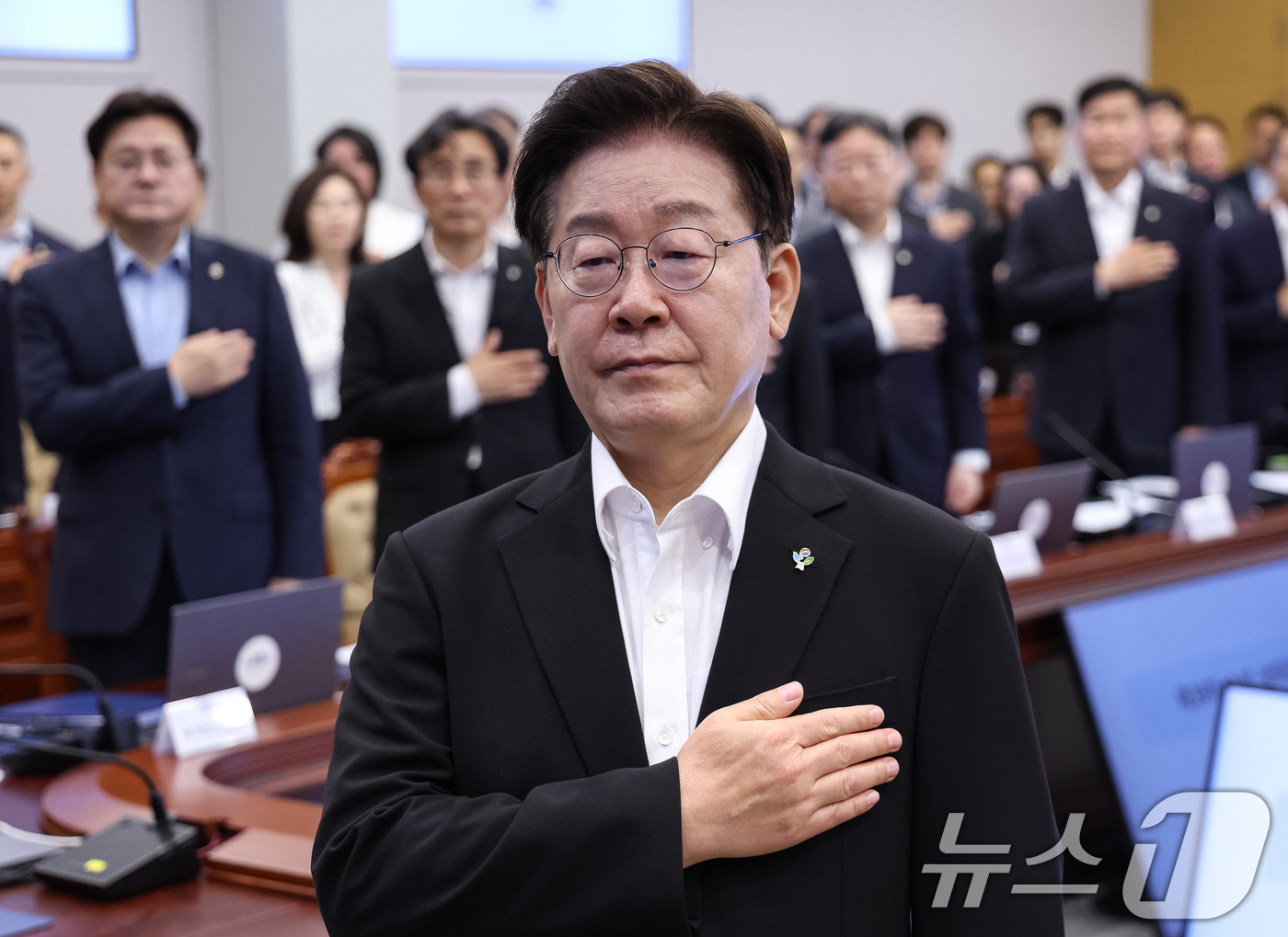 (서울=뉴스1) 허경 기자 = 이재명 대통령이 25일 청와대에서 열린 수석보좌관회의에서 국민의례를 하고 있다. 2026.6.25/뉴스1