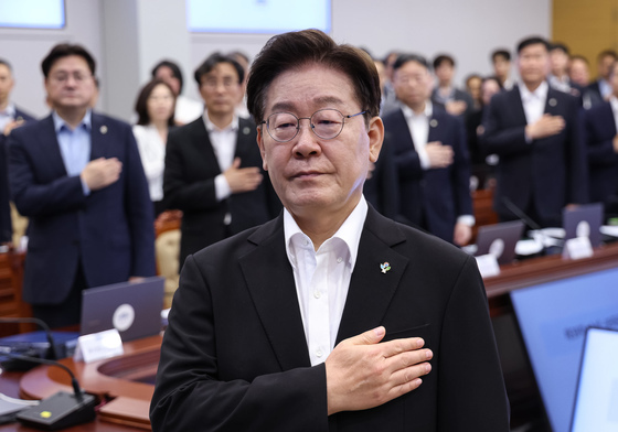 국민의례 하는 이재명 대통령