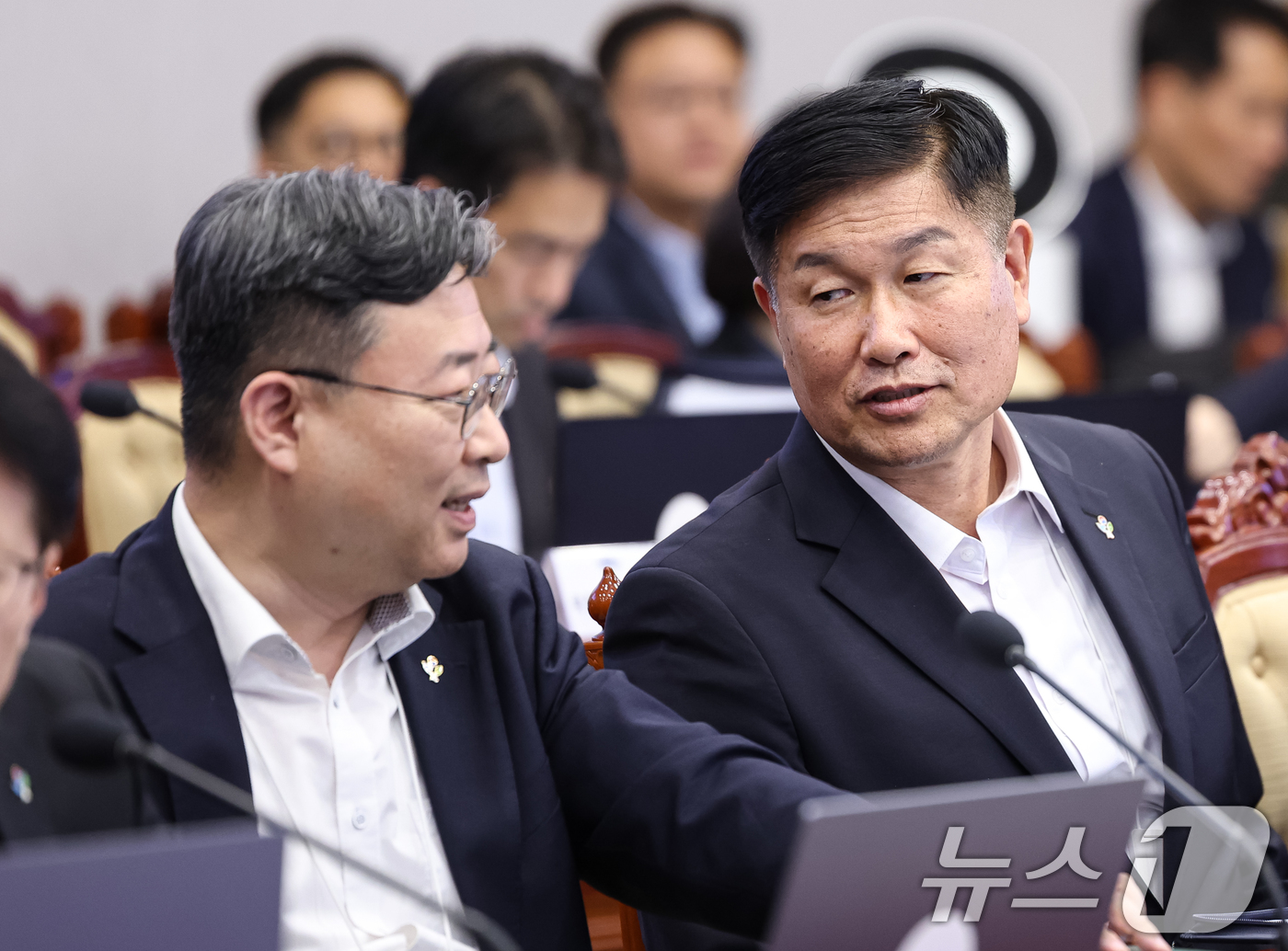 (서울=뉴스1) 허경 기자 = 하준경 경제성장수석(왼쪽)과 강건작 국가안보실 제1차장이 25일 청와대에서 열린 수석보좌관회의에서 대화를 나누고 있다. 2026.6.25/뉴스1