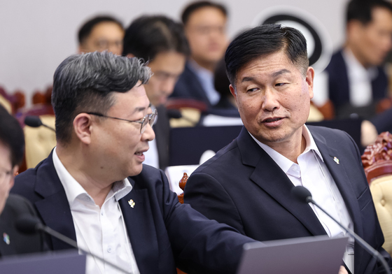 대화 나누는 하준경 수석·강건작 차장