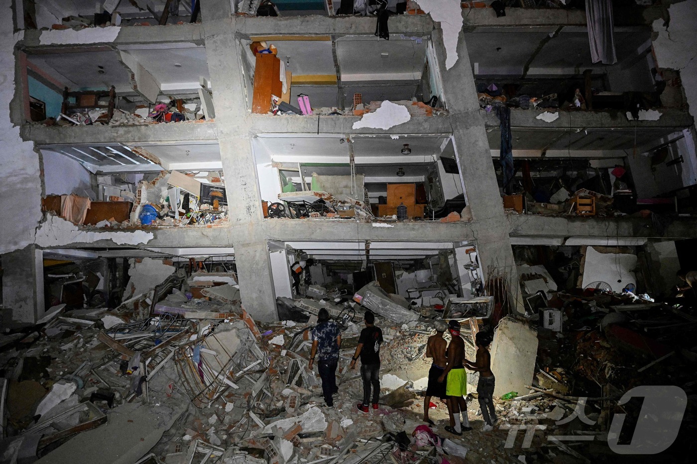 (AFP=뉴스1) = 베네수엘라 북부 해안 도시 모론에서 규모 7.1, 7.5의 지진이 잇따라 발생해 베네수엘라 정부가 비상사태를 선포한 25일(현지시간) 라과이라주 카티아 라 마 …