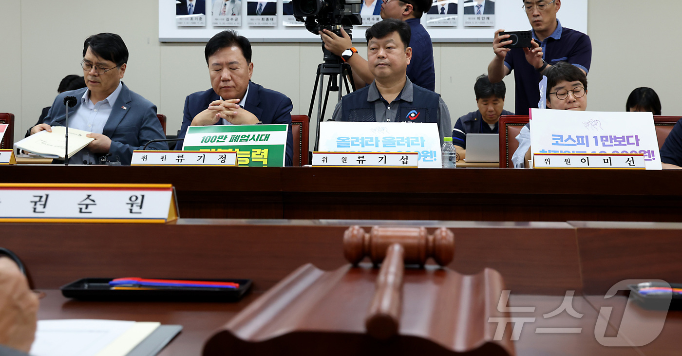 (세종=뉴스1) 김기남 기자 = 25일 세종시 정부세종청사 최저임금위원회에서 열린 2027년도 최저임금위원회 9차 전원회의에 참석한 사용자위원과 근로자위원들이 회의를 시작하며 발언 …