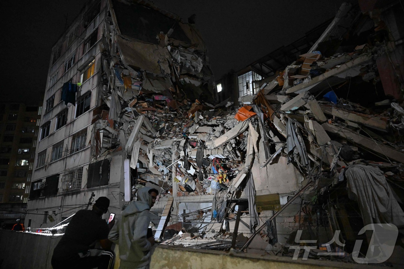 (AFP=뉴스1) = 베네수엘라 북부 해안 도시 모론에서 규모 7.1, 7.5의 지진이 잇따라 발생해 베네수엘라 정부가 비상사태를 선포한 24일(현지시간) 카라카스 알타미라 지역의 …