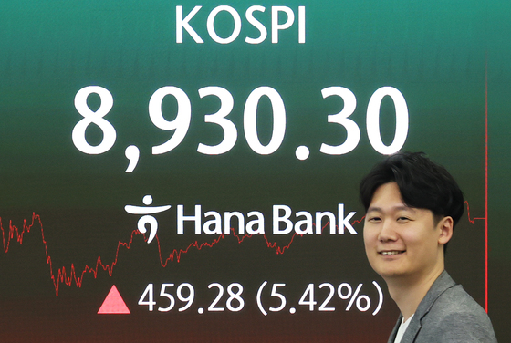 코스피, 5.42% 상승한 8930.30 마감