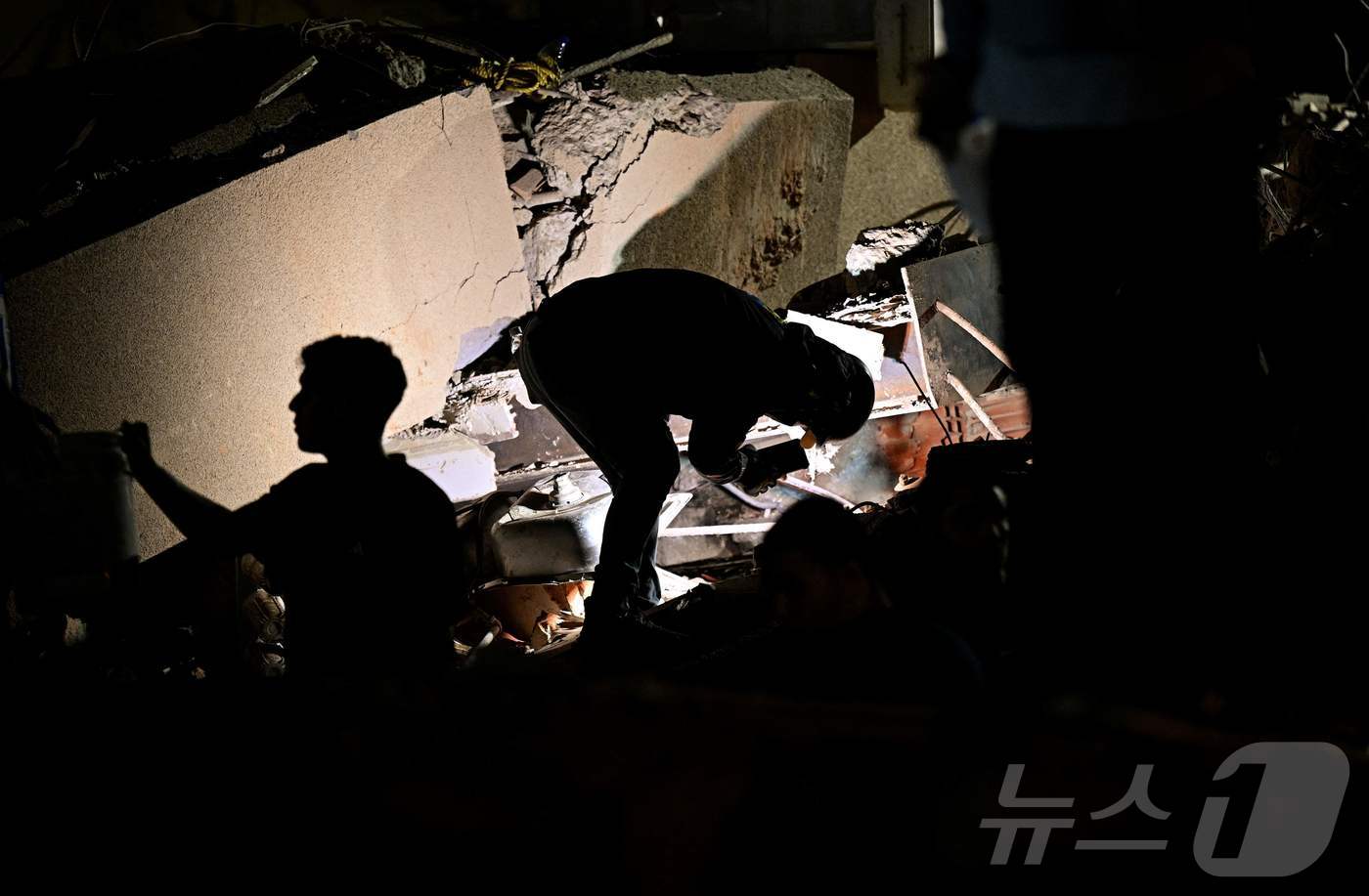 (AFP=뉴스1) = 베네수엘라 북부 해안 도시 모론에서 규모 7.1, 7.5의 지진이 잇따라 발생해 베네수엘라 정부가 비상사태를 선포한 24일(현지시간) 카라카스 알타미라 지역의 …
