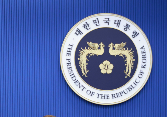 자리에 착석하는 이재명 대통령