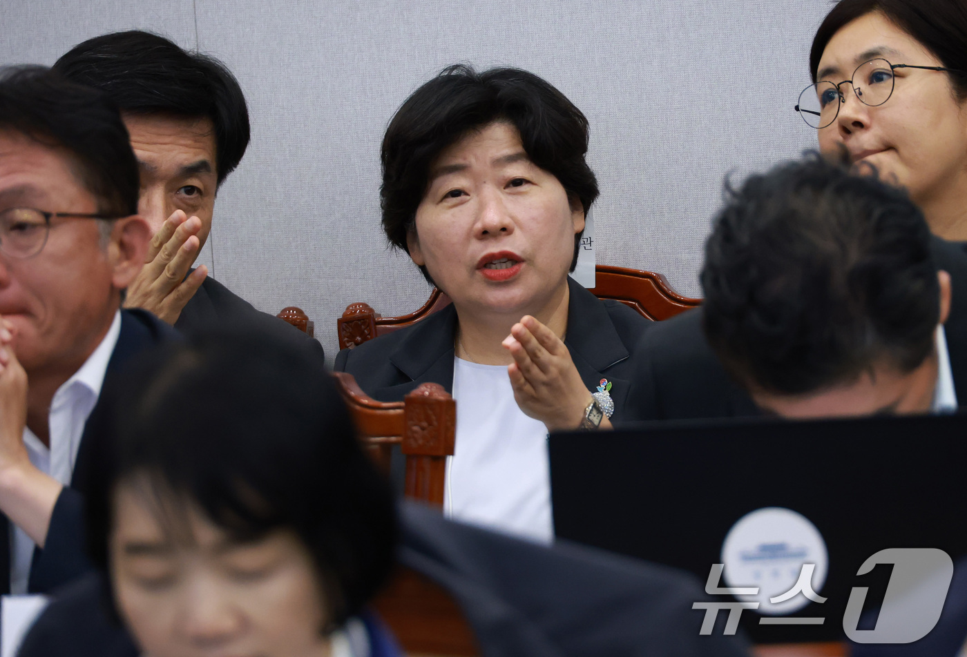 (서울=뉴스1) 허경 기자 = 박지영 사법제도비서관이 25일 청와대에서 열린 수석보좌관회의에서 대화를 나누고 있다. 2026.6.25/뉴스1