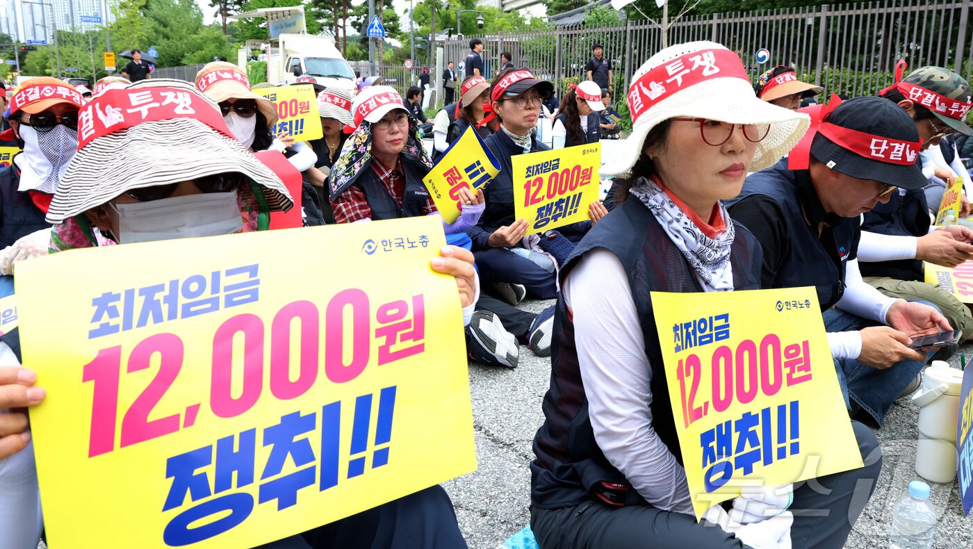 본문 이미지 - 한국노동조합총연맹 조합원들이 지난 25일 세종시 정부세종청사 최저임금위원회 앞에서 최저임금 인상을 촉구하는 결의대회를 열고 2027년도 최저임금을 16.3% 인상된 1만 2천원을 요구하고 있다.ⓒ 뉴스1 김기남 기자