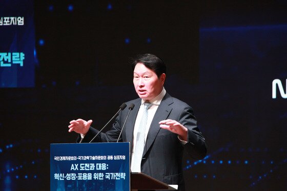 본문 이미지 - 최태원 대한상공회의소 회장이 25일 오후 서울 중구 대한상공회의소에서 'AX 도전과 대응, 혁신 성장 포용을 위한 국가전략' 을 주제로 열린 국가과학기술자문회의·국민경제자문회의 공동포럼에서 축사하고 있다. (국가과학기술자문회의 제공. 재판매 및 DB금지)