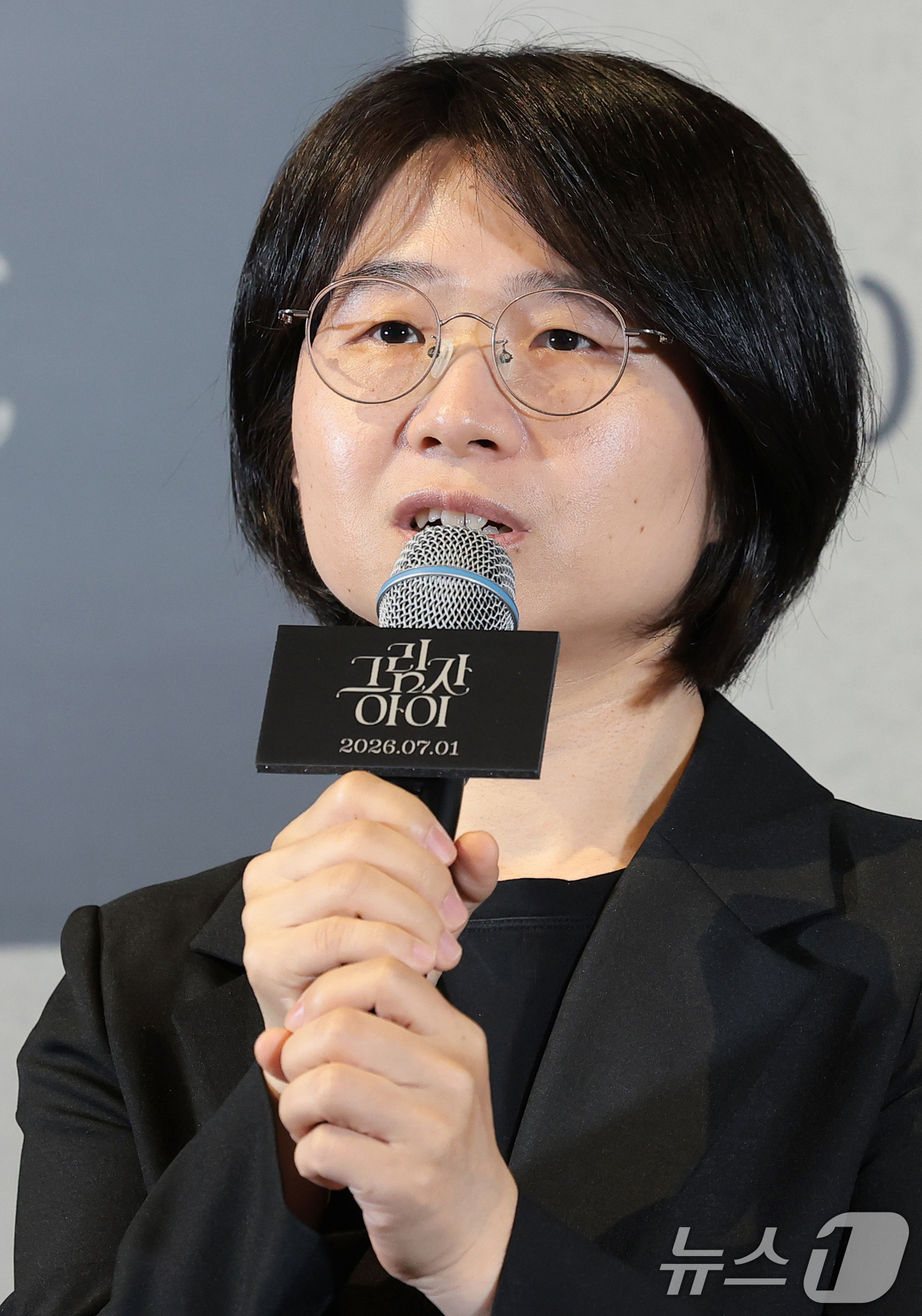 (서울=뉴스1) 권현진 기자 = 유은정 감독이 25일 서울 용산구 CGV용산아이파크몰에서 열린 영화 '그림자 아이' 언론시사회에 참석해 인사말을 하고 있다.'그림자 아이'는 3년간 …