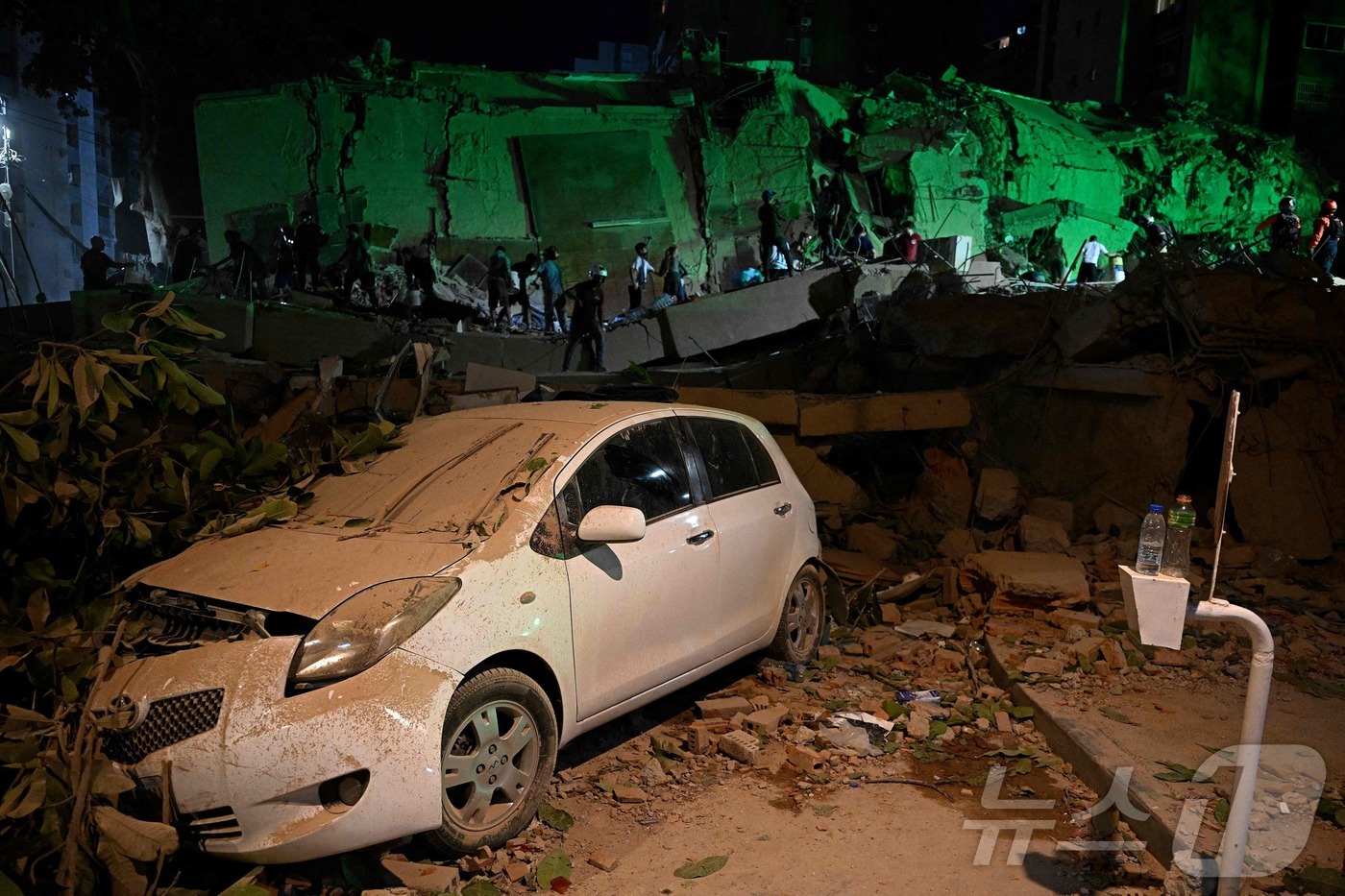 (AFP=뉴스1) = 베네수엘라 북부 해안 도시 모론에서 규모 7.1, 7.5의 지진이 잇따라 발생해 베네수엘라 정부가 비상사태를 선포한 24일(현지시간) 카라카스의 지진으로 무너 …