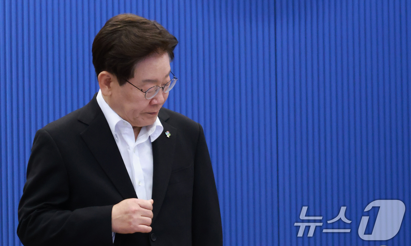 (서울=뉴스1) 허경 기자 = 이재명 대통령이 25일 청와대에서 열린 수석보좌관회의에 참석하고 있다. 2026.6.25/뉴스1