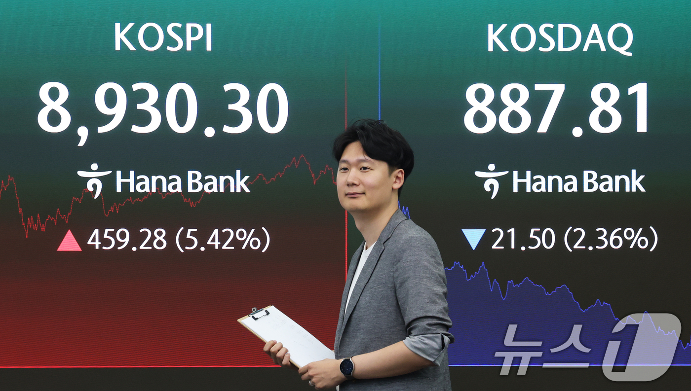 (서울=뉴스1) 오대일 기자 = 코스피가 5%대 급등 마감한 25일 오후 서울 중구 하나은행 본점 딜링룸 전광판에 코스피·코스닥 종가가 표시되고 있다.이날 코스피는 전일 대비 45 …