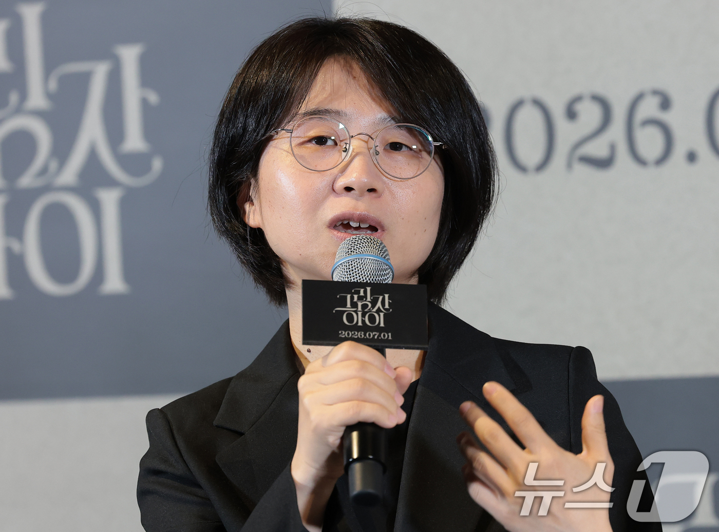 (서울=뉴스1) 권현진 기자 = 유은정 감독이 25일 서울 용산구 CGV용산아이파크몰에서 열린 영화 '그림자 아이' 언론시사회에 참석해 취재진 질문에 답하고 있다.'그림자 아이'는 …
