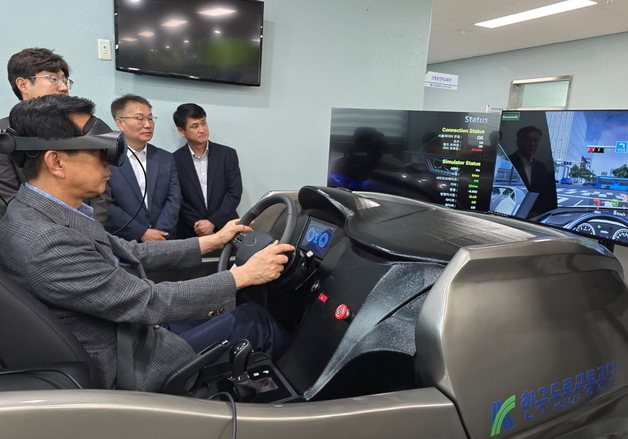 김희중 도로교통공단 이사장, 'VR 기반 운전 능력 진단시스템' 현장 점검