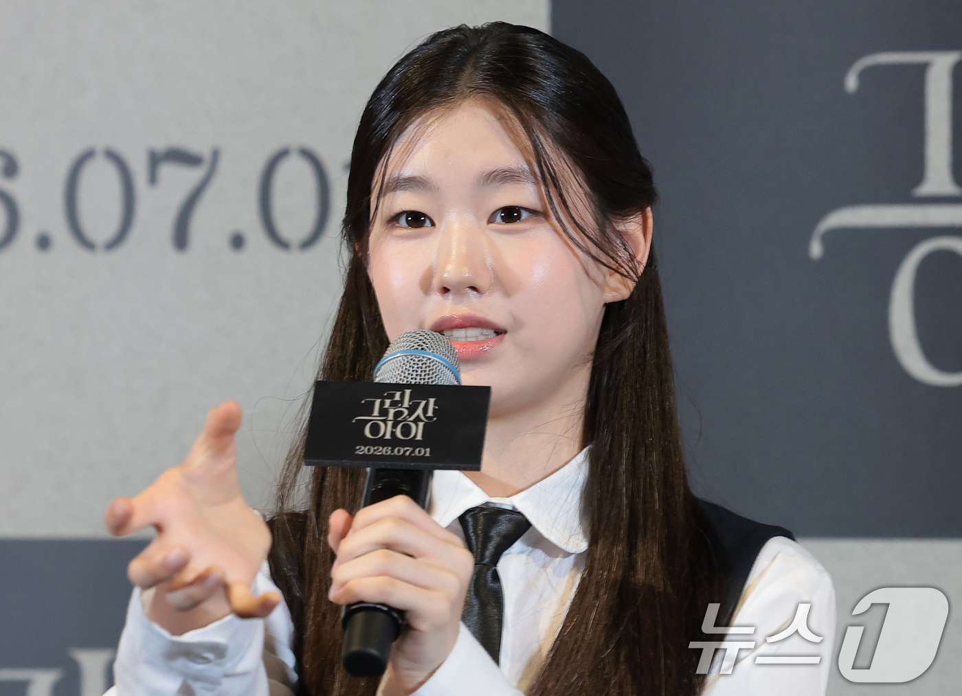(서울=뉴스1) 권현진 기자 = 배우 박소이가 25일 서울 용산구 CGV용산아이파크몰에서 열린 영화 '그림자 아이'(감독 유은정) 언론시사회에 참석해 취재진 질문에 답하고 있다.' …