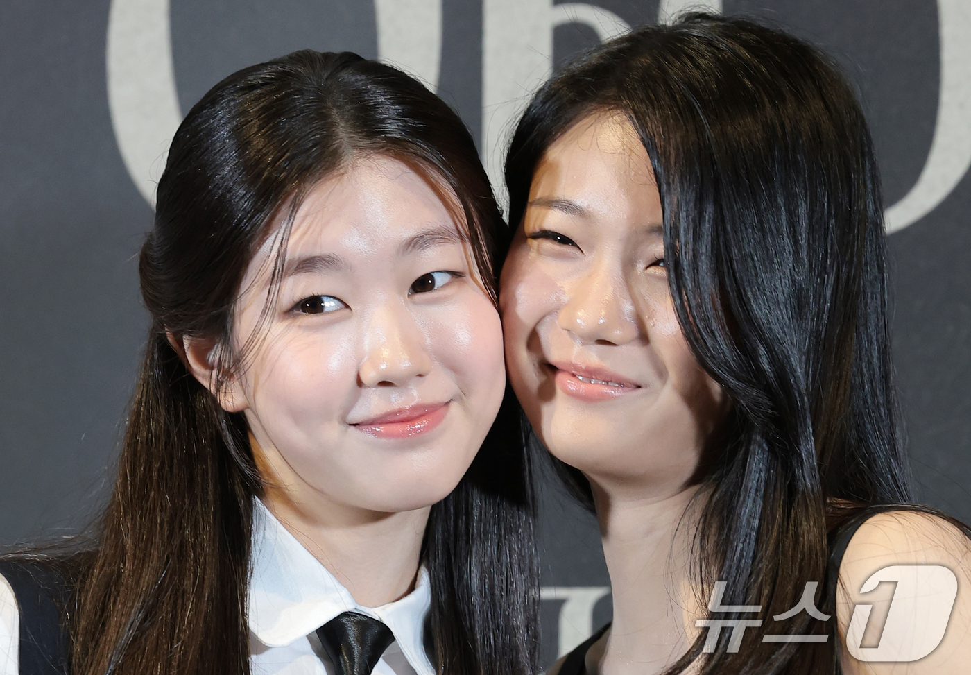 (서울=뉴스1) 권현진 기자 = 배우 박소이와 유나(오른쪽)가 25일 서울 용산구 CGV용산아이파크몰에서 열린 영화 '그림자 아이'(감독 유은정) 언론시사회에 참석해 포즈를 취하고 …